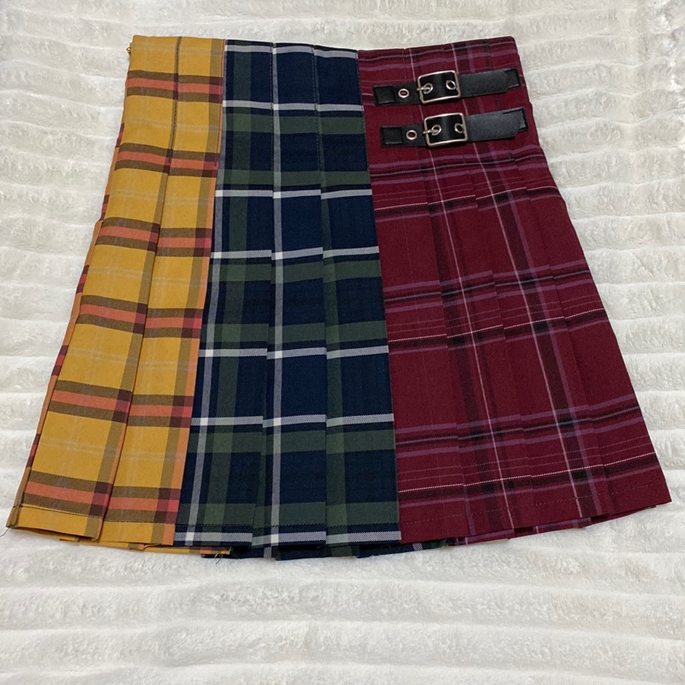 No Boundaries Juniors’ pleated skirt. 🌹